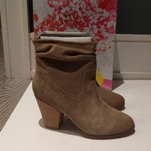 Beautiful boots by Chinese Laundry 🍀🍀🍀